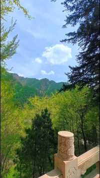 五台山，位于山西忻州五台县，因有五座大山的峰顶平坦如台而得名。