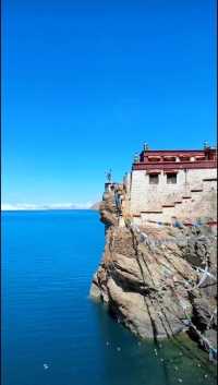 普莫雍错，位于西藏山南浪卡子县南部，湖面海拔约5000米，是藏南海拔最高的大型淡水湖。