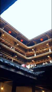和贵楼又称山脚楼，位于南靖梅林镇璞山村，由简次屏公建于清代雍正十年，是南靖最高的土楼。