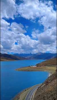 羊卓雍错，藏语意为“上部牧场之碧玉湖”，位于西藏自治区山南市，湖面海拔4441米。