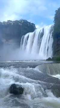 黄果树瀑布，亦名“黄葛墅”瀑布或“黄桷树”瀑布，古称白水河瀑布，因本地广泛分布着“黄葛榕”而得名。 