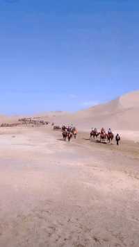 敦煌鸣沙山，是中国四大鸣沙山之一，位于库姆塔格沙漠边缘，沙峰起伏，顺坡滑落，便会发出轰鸣声，称为“沙岭晴鸣”，是敦煌八景之一。