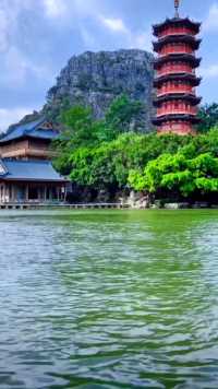 木龙湖，位于广西桂林市区北部，东起漓江，西至中山北路，南靠叠彩山，北临东镇路，湖的上方有木龙洞，所以称为木龙湖。