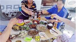 澜沧县房车聚会：美食与友情的大餐。