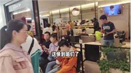 房车自驾游北京天通苑龙德广场必胜客生意火爆排队等待用餐。