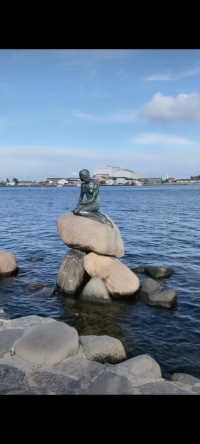丹麦哥本哈根，小美人鱼源于安徒生的童话故事《海的女儿》。