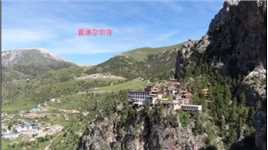 一座镶嵌在悬崖之上的藏传佛教寺院，囊谦的尕尔寺。