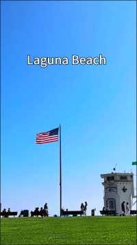 Laguna Beach是南加州最美的海滩之一、这里没有Santa Monica那么多游客，也不像Venice Beach那么商业化。
Laguna Beach人少景美，水清沙白。沿着海边的商业街漫步，每一家小商店都独具特色，美不胜收……
#拉古娜海滩 
#我的海外生活日记 
#带你看美国洛杉矶