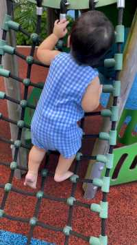 一岁四个月的小恩开始喜欢攀爬了