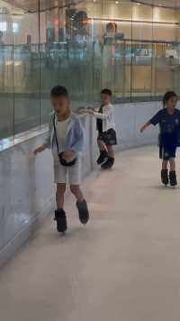 带小圣和Kiki在香港园方大商场的溜冰场溜冰。 Kiki第一次下溜冰场