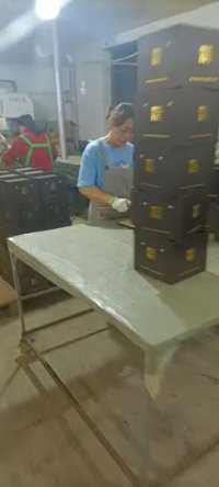 中秋节马上到了，一公斤的生普金瓜盒在三班倒生产加工中。