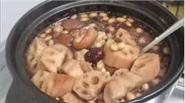 猪蹄莲藕汤的做法，莲藕粉糯，汤鲜味美