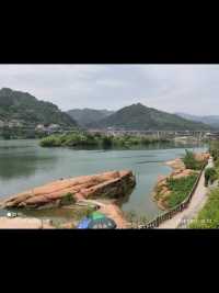2024-5-11陕南安康石泉滨江公园山槐花开，汉江边红石包很像陕北榆林波浪谷。