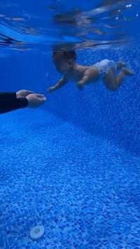 这么小的宝宝都学会游泳了。#游泳