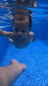 可爱的小宝宝，游泳的时候一点都不害怕。#游泳🏊‍♀️ 