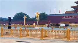 北京天安门广场23年10月1日升国旗凑国歌
每当国旗升起的时，那国旗就如同红日从那海平线慢慢升起，照亮了世界，照亮了我们的心!#北京 #天安门升国旗仪式 #国庆节