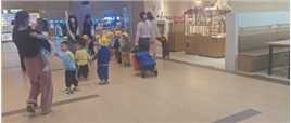 #小朋友 #萌娃 #幼师 #人类幼崽 去上班的路上遇到一群小可爱们！！！好可爱！可可爱爱，有脑袋，哈哈哈哈。老师很负责，地铁的保安大哥也在旁边一起护送他们，哈哈哈。心情都变好了。