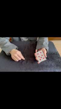 五个角度展示魔术师消失扑克牌手法  