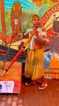 《玩在昆士兰》十五：澳大利亚土著用传统乐器迪吉里杜管吹奏模仿动物。吹奏者结合手势，模仿了袋鼠、鸟、狗、考拉等动物的声音。还在吹奏完毕时发出＂Thank  you ＂的感谢语。