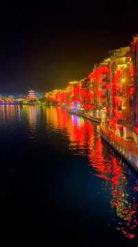 《多彩贵州》十八：镇远古城夜景。漫步在灯火辉煌，璀璨迷人的镇远，有一种返璞归真、回归自然的感觉。它是一座设县2200多年历史的苗乡古城。1986年被命名为中国历史文化名城，有＂中国最美的十大古城＂之美誉。