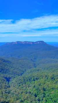 《浪漫悉尼行》七：坐高空缆车看蓝山美景。离开悉尼乘车来到了世界自然遗产地蓝山国家公园。坐上高空缆车，在270米高的古老雨林之上，脚下的雨林、瀑布以及蓝山壮丽的景色，尽收眼底。还观赏到了独特的三姐妹岩和回音谷。