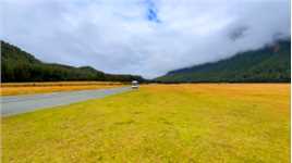 《新西兰南岛游》五：高山草甸与镜湖。夏末秋初，新西兰南岛的峡湾国家公园的高山草甸和镜湖，草与灌木已进入渐变色状态，平展的草甸尽头是拔地而起的大山，山腰被浓雾笼罩，仿佛是无尽的白练缠绕。山坡上耸立着百年的罗汉松和山毛榉千姿百态。形成于万年前的众多小巧的镜湖倒映着山峦和草甸，让人如入仙境。