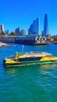 《浪漫悉尼行》八：悉尼港。我们在环形码头乘游艇， 吹着海风 ，沐浴着阳光，在湛蓝的海水里，与各式游艇擦肩而过，欣赏了悉尼港如诗如画般的美景。悉尼歌剧院及悉尼港大桥均座落于该处。在船上把悉尼港大桥看了个真真切切，该桥建于1953年，长1149米，单孔跨度503米，桥面高出海平面59米，是南半球第一大拱桥。悉尼港东临太平洋，南北两岸是悉尼城最繁华的中心地带，也是富人区，因此，有人称悉尼港是城中港。