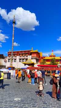 《西藏见闻》九：大昭寺。位于拉萨老城区中心，是藏传佛教寺院，藏王松赞干布建造，已有1300多年的历史，是西藏最早的土木结构建筑，为藏式平川式的寺庙规式，融合了藏、唐、尼泊尔、印度的建筑风格，成为藏式宗教建筑的千古典范。