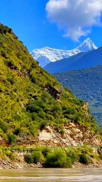 《西藏见闻》十六：在雅鲁藏布江上坐船看南迦巴瓦峰。雅鲁藏布江是中国最长的高原河流，也是世界上海拔最高的大河之一。发源于西藏西南部喜马拉雅山北麓，由西向东横贯西藏南部，绕过喜马拉雅山脉最东端的南迦巴瓦峰转向南流后出境。南迦巴瓦峰，海拔7782米，终年积雪不化，云雾缭绕。这次旅行能在雅江上坐船清晰看到十人九不遇的南迦巴瓦峰实属不易。
