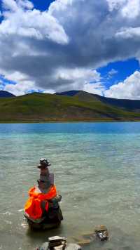 《西藏见闻》二十六：亲近羊卓雍措。站在羊卓雍措250公里的湖岸线上，看湛蓝的湖水，高耸入云的雪山，岛屿上的牧场，众多的高原动植物，藏式风格的佛教寺庙和玛尼堆。