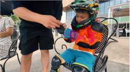 卡卡小朋友学摩托车，进步非常快，棒棒的。😁#摩托车运动 #儿童摩托车运动￼