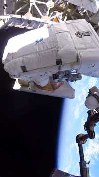 NASA太空宇航员👩‍🚀在太空扔了一个盾牌！
