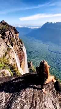这就是地理课本上的《安赫尔瀑布》，它是全世界最高的瀑布，位于圭亚那高原上，垂直落差可达979米，被誉为“天使瀑布”.