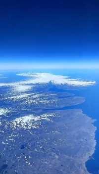 这就是地理课本上的《冰岛》，它是全世界最北部的火山岛国，也是欧洲的第二大岛，被誉为“冰火之国”