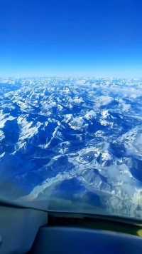 这就是地理课本上的《阿尔卑斯山脉》，它是欧洲西部最高大的山脉，也是欧洲横跨范围最广的山脉，被誉为“欧洲屋脊”.#欧洲#阿尔卑斯山脉