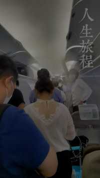 飞机在深圳上空盘旋了十多分钟才降落！旅客下飞机时有了这待遇！人少第一次👍