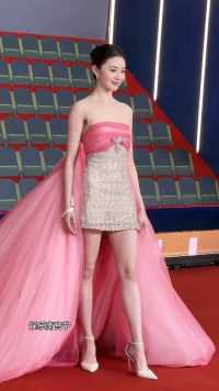 刘浩存粉色拖尾纱裙，逆天大长腿白到发光，清纯又不失性感可爱