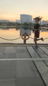 清晨的江滨无比的美！喜欢跑步！享受跑步的那份孤独！很安静！