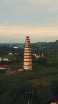 绵阳魏城东边矗立着一座高大的古塔——文风塔，建于1897年，塔高13层。形状如同一只高大笔直的毛笔，笔尖高耸入云