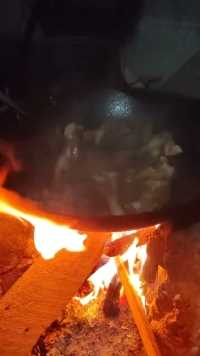土灶柴火铁锅炒土鸡，香喷喷的特别的好吃🤪