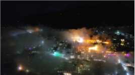 山城的夜景，像炙热岩浆升腾着硫磺硝烟，渗出大地裂缝的景象
