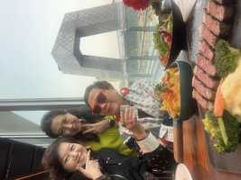 三个好朋友去国贸网红打卡汽车餐厅喝了下午餐，愉快的一天！
