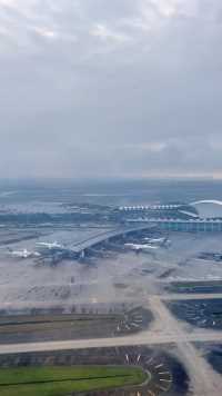 起飞#起飞🛫 #广州白云机场 #人生就像一场旅行 #跟我去旅行 #爱生活爱旅行