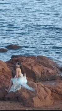海边的姑娘#海滩景色美如画  #拥抱大海 #海边生活才够浪