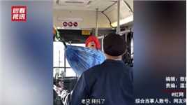 美国男子在公交上绑吊床，被劝阻索性“卷起来”，开口回怼笑喷人