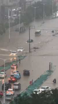 广西钦州遭遇强降雨，城区出现严重积涝，部分路段积水深至大腿
