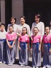 现场视频！彭丽媛同出席中国—中亚峰会外方领导人夫人参观西安易俗社。