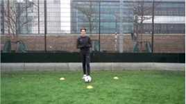 足球教学丨五个提高第一脚触球能力的标志盘对墙训练