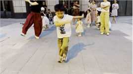 5岁男孩街头跳曳步舞，舞力全开，百看不厌！