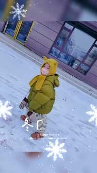 我大优一下雪就高兴，一路小跑去幼儿园。